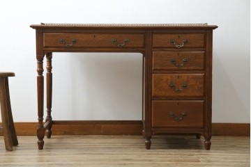 イギリスアンティーク　オーク材　真鍮(しんちゅう)製ギャラリーレール(天飾り)付き　意匠を凝らしたレザートップデスク　(R-083192)