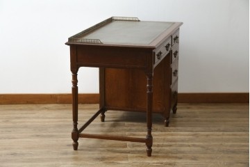 イギリスアンティーク　オーク材　真鍮(しんちゅう)製ギャラリーレール(天飾り)付き　意匠を凝らしたレザートップデスク　(R-083192)