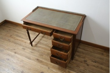 イギリスアンティーク　オーク材　真鍮(しんちゅう)製ギャラリーレール(天飾り)付き　意匠を凝らしたレザートップデスク　(R-083192)