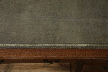 イギリスアンティーク　オーク材　真鍮(しんちゅう)製ギャラリーレール(天飾り)付き　意匠を凝らしたレザートップデスク　(R-083192)