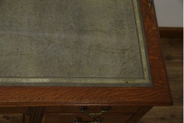 イギリスアンティーク　オーク材　真鍮(しんちゅう)製ギャラリーレール(天飾り)付き　意匠を凝らしたレザートップデスク　(R-083192)