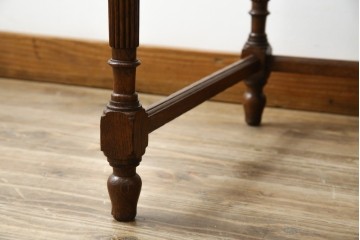 イギリスアンティーク　オーク材　真鍮(しんちゅう)製ギャラリーレール(天飾り)付き　意匠を凝らしたレザートップデスク　(R-083192)