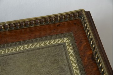 イギリスアンティーク　オーク材　真鍮(しんちゅう)製ギャラリーレール(天飾り)付き　意匠を凝らしたレザートップデスク　(R-083192)