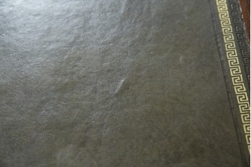 イギリスアンティーク　オーク材　真鍮(しんちゅう)製ギャラリーレール(天飾り)付き　意匠を凝らしたレザートップデスク　(R-083192)