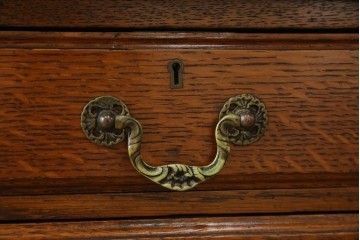 イギリスアンティーク　オーク材　真鍮(しんちゅう)製ギャラリーレール(天飾り)付き　意匠を凝らしたレザートップデスク　(R-083192)