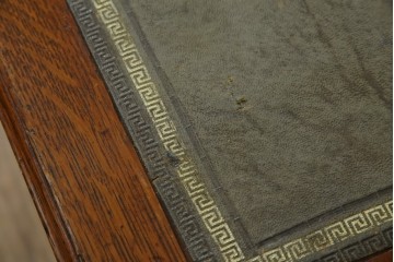 イギリスアンティーク　オーク材　真鍮(しんちゅう)製ギャラリーレール(天飾り)付き　意匠を凝らしたレザートップデスク　(R-083192)