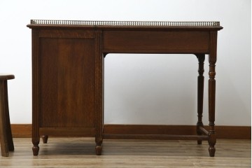 イギリスアンティーク　オーク材　真鍮(しんちゅう)製ギャラリーレール(天飾り)付き　意匠を凝らしたレザートップデスク　(R-083192)