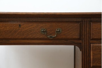 イギリスアンティーク　オーク材　真鍮(しんちゅう)製ギャラリーレール(天飾り)付き　意匠を凝らしたレザートップデスク　(R-083192)