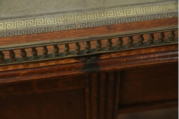 イギリスアンティーク　オーク材　真鍮(しんちゅう)製ギャラリーレール(天飾り)付き　意匠を凝らしたレザートップデスク　(R-083192)