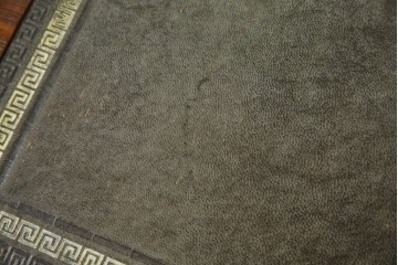 イギリスアンティーク　オーク材　真鍮(しんちゅう)製ギャラリーレール(天飾り)付き　意匠を凝らしたレザートップデスク　(R-083192)