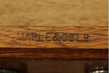 イギリスアンティーク　オーク材　真鍮(しんちゅう)製ギャラリーレール(天飾り)付き　意匠を凝らしたレザートップデスク　(R-083192)