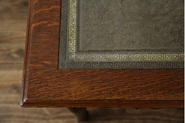 イギリスアンティーク　オーク材　真鍮(しんちゅう)製ギャラリーレール(天飾り)付き　意匠を凝らしたレザートップデスク　(R-083192)