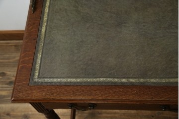 イギリスアンティーク　オーク材　真鍮(しんちゅう)製ギャラリーレール(天飾り)付き　意匠を凝らしたレザートップデスク　(R-083192)