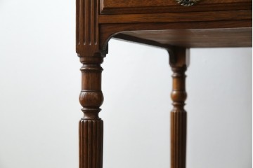 イギリスアンティーク　オーク材　真鍮(しんちゅう)製ギャラリーレール(天飾り)付き　意匠を凝らしたレザートップデスク　(R-083192)