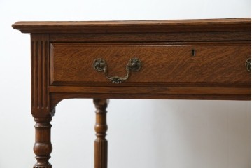 イギリスアンティーク　オーク材　真鍮(しんちゅう)製ギャラリーレール(天飾り)付き　意匠を凝らしたレザートップデスク　(R-083192)