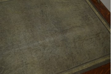 イギリスアンティーク　オーク材　真鍮(しんちゅう)製ギャラリーレール(天飾り)付き　意匠を凝らしたレザートップデスク　(R-083192)