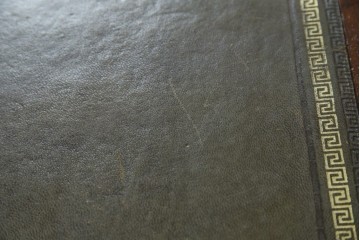 イギリスアンティーク　オーク材　真鍮(しんちゅう)製ギャラリーレール(天飾り)付き　意匠を凝らしたレザートップデスク　(R-083192)