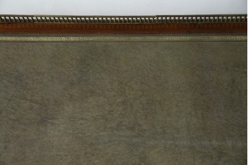 イギリスアンティーク　オーク材　真鍮(しんちゅう)製ギャラリーレール(天飾り)付き　意匠を凝らしたレザートップデスク　(R-083192)