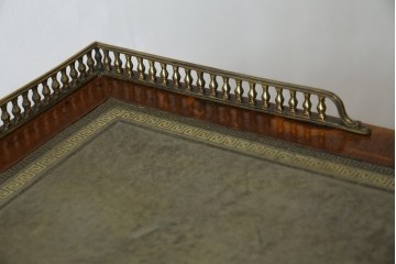 イギリスアンティーク　オーク材　真鍮(しんちゅう)製ギャラリーレール(天飾り)付き　意匠を凝らしたレザートップデスク　(R-083192)