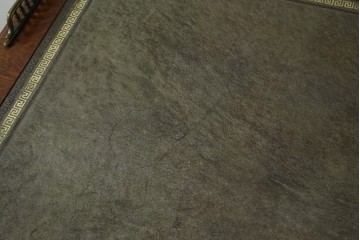 イギリスアンティーク　オーク材　真鍮(しんちゅう)製ギャラリーレール(天飾り)付き　意匠を凝らしたレザートップデスク　(R-083192)