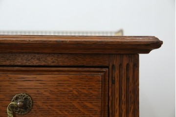 イギリスアンティーク　オーク材　真鍮(しんちゅう)製ギャラリーレール(天飾り)付き　意匠を凝らしたレザートップデスク　(R-083192)