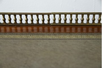 イギリスアンティーク　オーク材　真鍮(しんちゅう)製ギャラリーレール(天飾り)付き　意匠を凝らしたレザートップデスク　(R-083192)