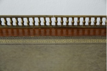 イギリスアンティーク　オーク材　真鍮(しんちゅう)製ギャラリーレール(天飾り)付き　意匠を凝らしたレザートップデスク　(R-083192)