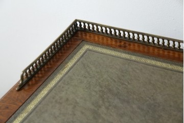 イギリスアンティーク　オーク材　真鍮(しんちゅう)製ギャラリーレール(天飾り)付き　意匠を凝らしたレザートップデスク　(R-083192)