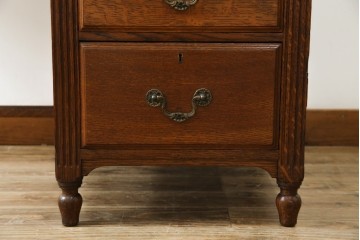 イギリスアンティーク　オーク材　真鍮(しんちゅう)製ギャラリーレール(天飾り)付き　意匠を凝らしたレザートップデスク　(R-083192)