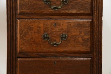 イギリスアンティーク　オーク材　真鍮(しんちゅう)製ギャラリーレール(天飾り)付き　意匠を凝らしたレザートップデスク　(R-083192)