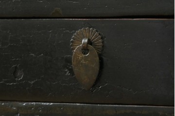 韓国ヴィンテージ　李朝デザイン　真鍮(しんちゅう)金具付き　アンティーク調ローボード　(R-083194)