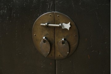 韓国ヴィンテージ　李朝デザイン　真鍮(しんちゅう)金具付き　アンティーク調ローボード　(R-083194)