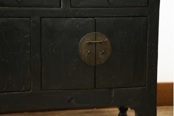 韓国ヴィンテージ　李朝デザイン　真鍮(しんちゅう)金具付き　アンティーク調ローボード　(R-083194)