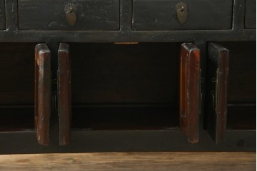 韓国ヴィンテージ　李朝デザイン　真鍮(しんちゅう)金具付き　アンティーク調ローボード　(R-083194)