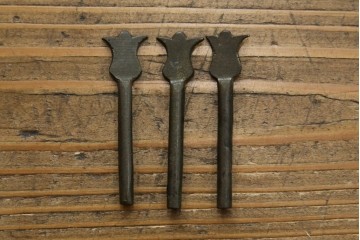 韓国ヴィンテージ　李朝デザイン　真鍮(しんちゅう)金具付き　アンティーク調ローボード　(R-083194)