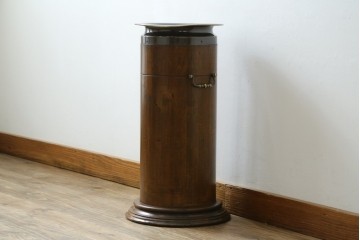 中古　イタリア製　真鍮(しんちゅう)金具がクラシカルな雰囲気を高めるアンティーク調のアンブレラスタンド　(R-083198)