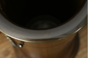中古　イタリア製　真鍮(しんちゅう)金具がクラシカルな雰囲気を高めるアンティーク調のアンブレラスタンド　(R-083198)