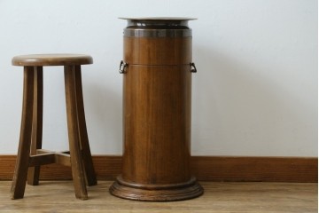 中古　イタリア製　真鍮(しんちゅう)金具がクラシカルな雰囲気を高めるアンティーク調のアンブレラスタンド　(R-083198)