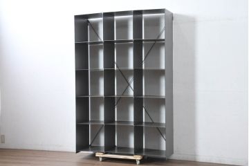 中古　美品　鉄工所ハンドメイド　鉄板　無骨でスタイリッシュ!!インダストリアルな空間演出に最適なマス目シェルフ(飾り棚、本棚、ディスプレイラック、オープンラック、ブックシェルフ、オープンシェルフ)(R-083200)