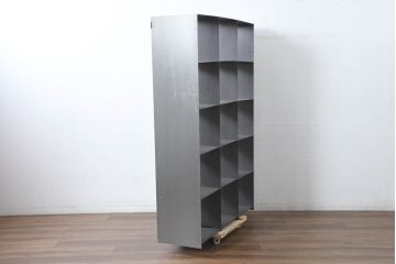 中古　美品　鉄工所ハンドメイド　鉄板　無骨でスタイリッシュ!!インダストリアルな空間演出に最適なマス目シェルフ(飾り棚、本棚、ディスプレイラック、オープンラック、ブックシェルフ、オープンシェルフ)(R-083200)