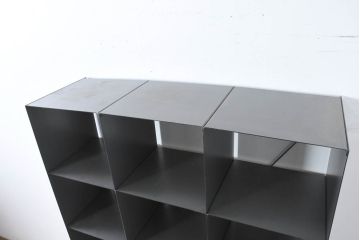 中古　美品　鉄工所ハンドメイド　鉄板　無骨でスタイリッシュ!!インダストリアルな空間演出に最適なマス目シェルフ(飾り棚、本棚、ディスプレイラック、オープンラック、ブックシェルフ、オープンシェルフ)(R-083200)