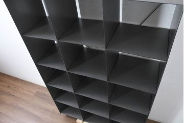 中古　美品　鉄工所ハンドメイド　鉄板　無骨でスタイリッシュ!!インダストリアルな空間演出に最適なマス目シェルフ(飾り棚、本棚、ディスプレイラック、オープンラック、ブックシェルフ、オープンシェルフ)(R-083200)