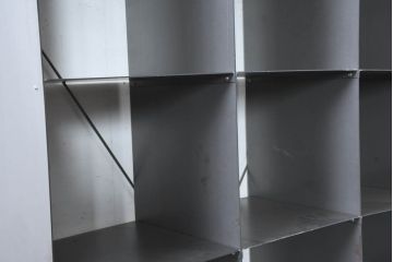 中古　美品　鉄工所ハンドメイド　鉄板　無骨でスタイリッシュ!!インダストリアルな空間演出に最適なマス目シェルフ(飾り棚、本棚、ディスプレイラック、オープンラック、ブックシェルフ、オープンシェルフ)(R-083200)
