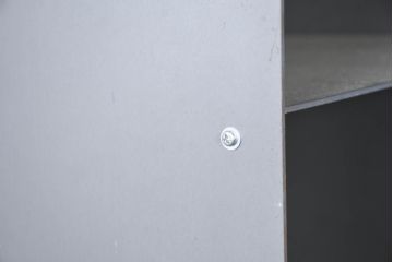 中古　美品　鉄工所ハンドメイド　鉄板　無骨でスタイリッシュ!!インダストリアルな空間演出に最適なマス目シェルフ(飾り棚、本棚、ディスプレイラック、オープンラック、ブックシェルフ、オープンシェルフ)(R-083200)