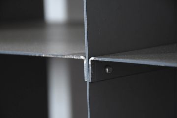 中古　美品　鉄工所ハンドメイド　鉄板　無骨でスタイリッシュ!!インダストリアルな空間演出に最適なマス目シェルフ(飾り棚、本棚、ディスプレイラック、オープンラック、ブックシェルフ、オープンシェルフ)(R-083200)