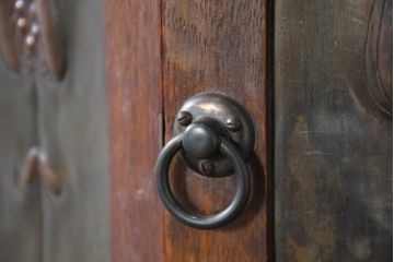 イギリスアンティーク　希少デザイン　オーク材　アールデコ　スペード抜きが珍しい銅板装飾扉のビューロー付きキャビネット(ライティングビューロー、ライティングデスク、机、ワークデスク、引き出し、在宅用、在宅ワーク用、簿記机、英国)(R-083201)