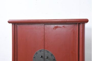 アジアンビンテージ　赤塗り　末広がりデザイン　円型金具付きのアンティーク調チャイニーズキャビネット(李朝家具、収納棚、戸棚、ヴィンテージ)(R-083202)