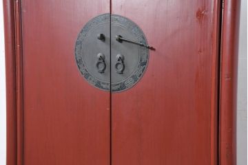 アジアンビンテージ　赤塗り　末広がりデザイン　円型金具付きのアンティーク調チャイニーズキャビネット(李朝家具、収納棚、戸棚、ヴィンテージ)(R-083202)