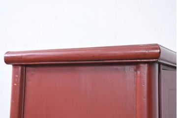 アジアンビンテージ　赤塗り　末広がりデザイン　円型金具付きのアンティーク調チャイニーズキャビネット(李朝家具、収納棚、戸棚、ヴィンテージ)(R-083202)