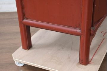 アジアンビンテージ　赤塗り　末広がりデザイン　円型金具付きのアンティーク調チャイニーズキャビネット(李朝家具、収納棚、戸棚、ヴィンテージ)(R-083202)